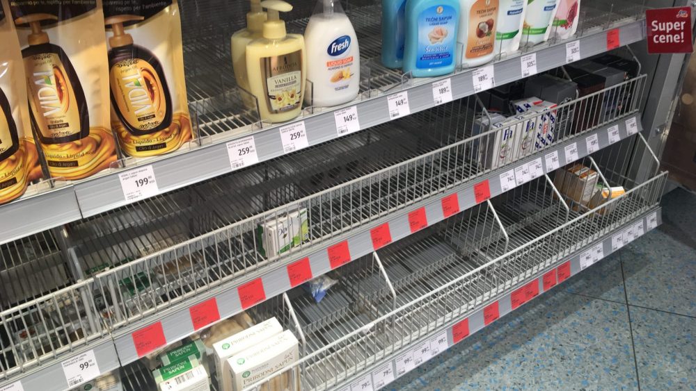 Beograd u doba korone - pune apoteke, puni i kafići 2