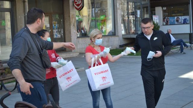 Vlasnici prodavnica iz Kine u Vranju besplatno delili maske građanima 1