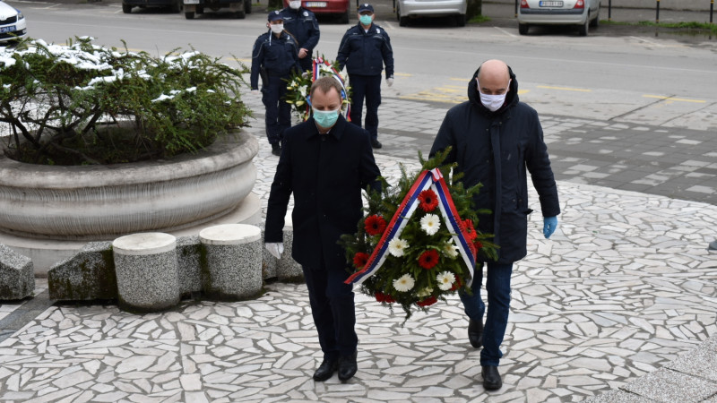 Položeni venci na spomenik Sloboda povodom godišnjice bombardovanja 1