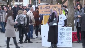 Neformalna grupa studenata iz Prokuplja održaće danas, u 16:30 časova protest kod pešačkog ostrva kod Glavne autobuske stanice u tom gradu, u znak podrške Dijani Hrki i Milomiru Jaćimoviću koji štrajkuju glađu.
