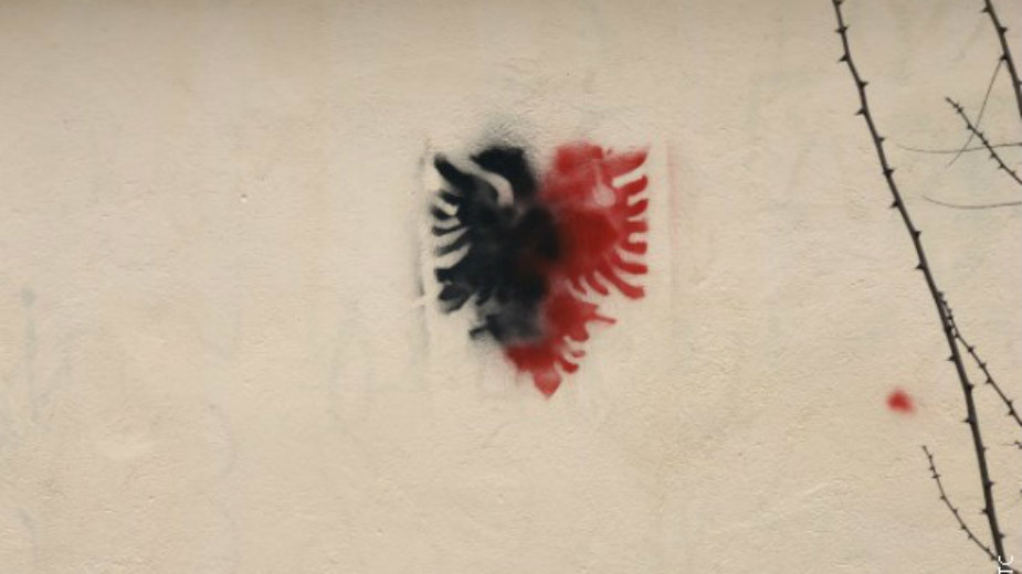 Dvoglavi orao na zgradi škole u Preocu kod Gračanice 1