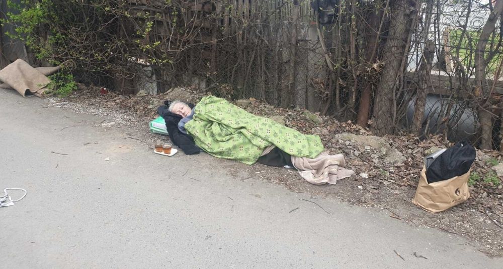 Hitna pomoć baku (70) ostavila na ulici gde je provela noć 1