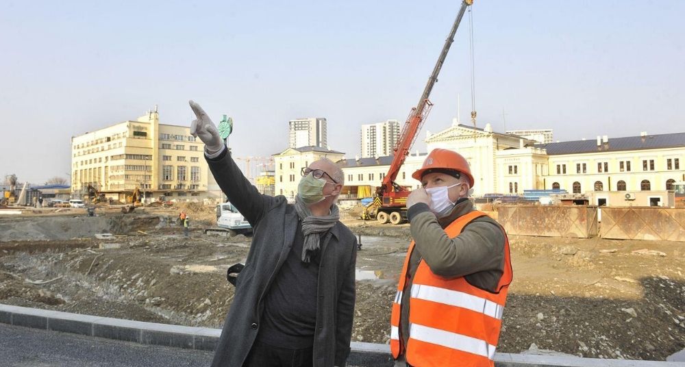 Goran Vesić, Maska, Građevina