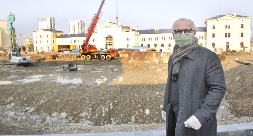 Goran Vesić, Maska, Građevina