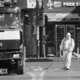 Građani na Kosovu na balkonima lupaju u šerpe 2