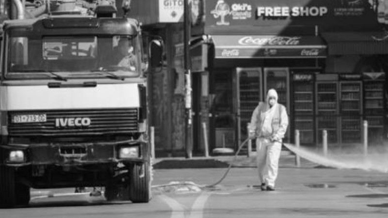 Građani na Kosovu na balkonima lupaju u šerpe 1