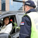 Policajci u Srbiji dele ruže ženama za volanom 4