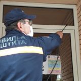 Civilna zaštita grada Kraljeva dezinfikuje ulaze u stambenim zgradama 4