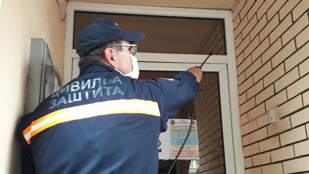 Civilna zaštita grada Kraljeva dezinfikuje ulaze u stambenim zgradama 1