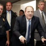 Harvi Vajnstajn izlazi u sredu pred sud u prvom koraku ka mogućem ponovnom suđenju zbog silovanja 5