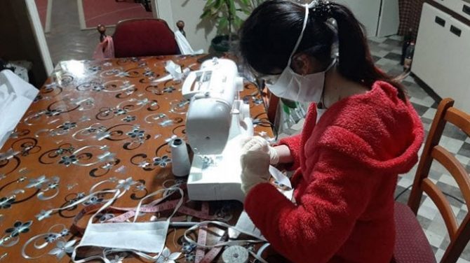 Maski i rukavica nema, Zaječarci sami šiju maske za sebe i komšije 1