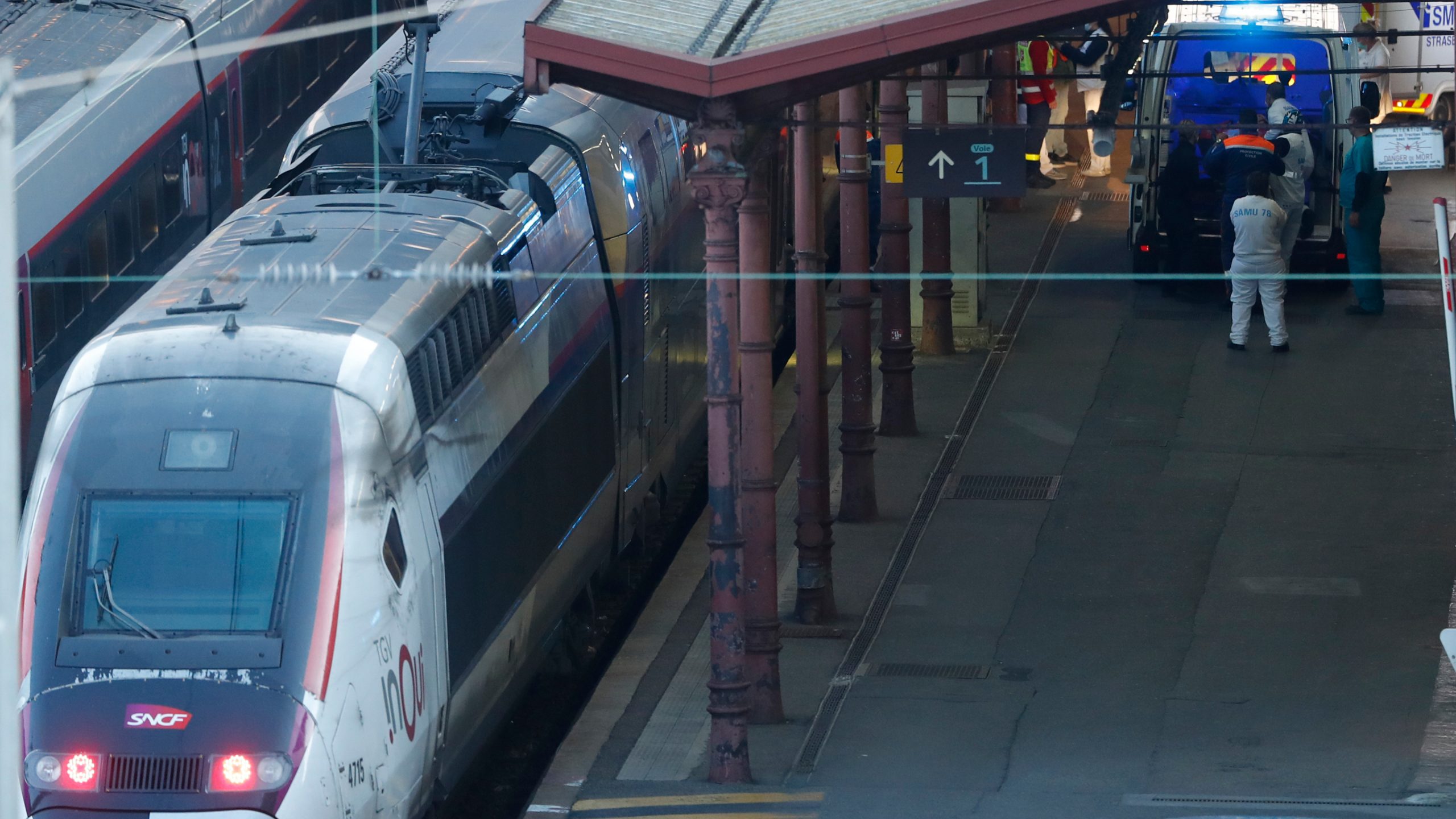 Medicinski brzi voz evakuiše teške pacijente od korona virusa sa istoka Francuske 1