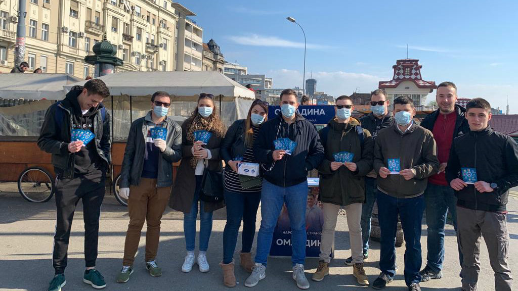 Omladina Narodne stranke delila građanima zaštitne maske i flajere o virusu korona 1