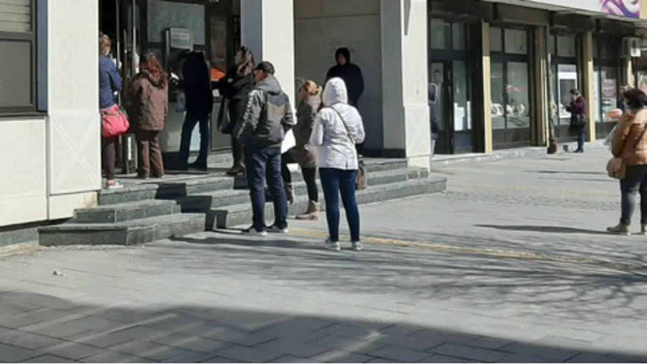 U Zrenjaninu zabeleženi redovi ispred banaka 1