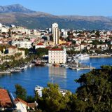 Ovo je trenutak kada su ljudi u crnom upali na "Veče folklora" i Splitu: "Srpsko smeće! Raziđite se i niko vas neće dirati" (VIDEO) 5