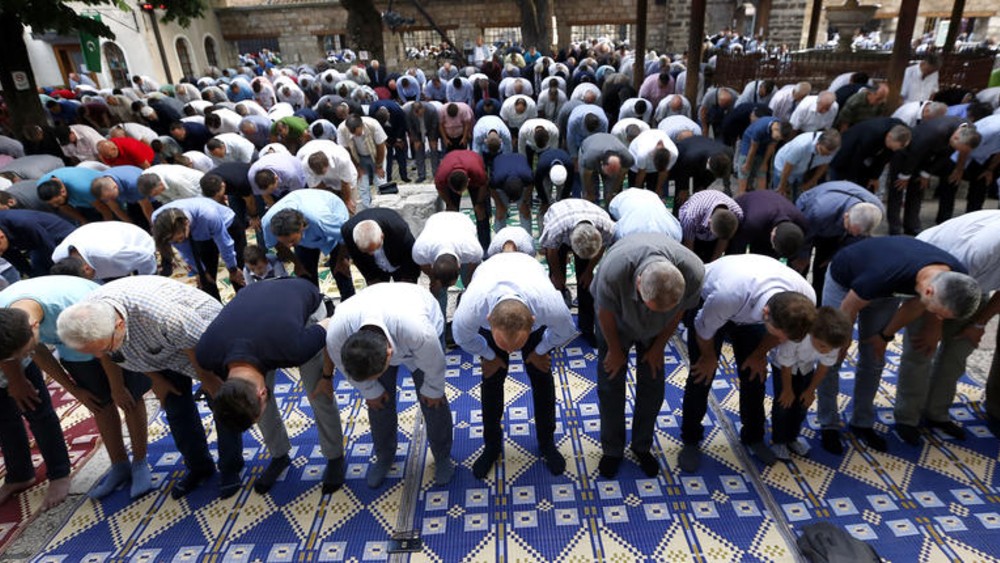 Džamije u Sarajevu pune vernika uprkos korona virusu 1