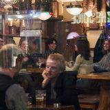 Šveđani sede u kafićima na suncu 7