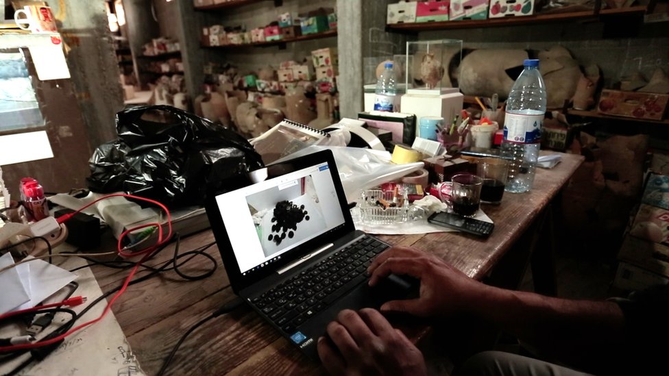 Lovci na blago: Izgubljeni novčići Aleksandra Makedonskog 5 Arheolog Fadel Alatol poslao je slike novčića koje su ribari pronašli stručnjacima u Evropi kako bi potvrdili da su Aleksandrovi dekadrahmi