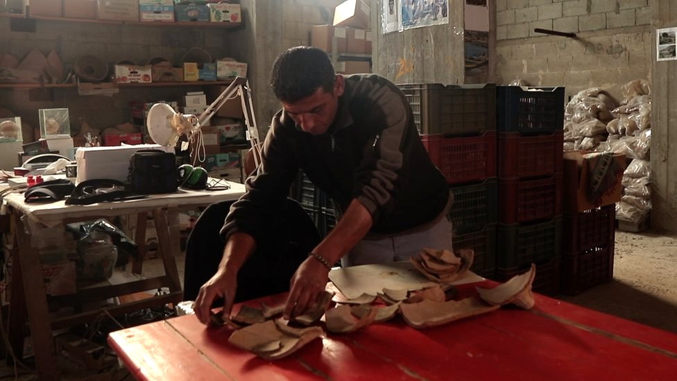 Lovci na blago: Izgubljeni novčići Aleksandra Makedonskog 2 Arheolog Fadel Alatol čuva sve starine pronađene na Anthedonu