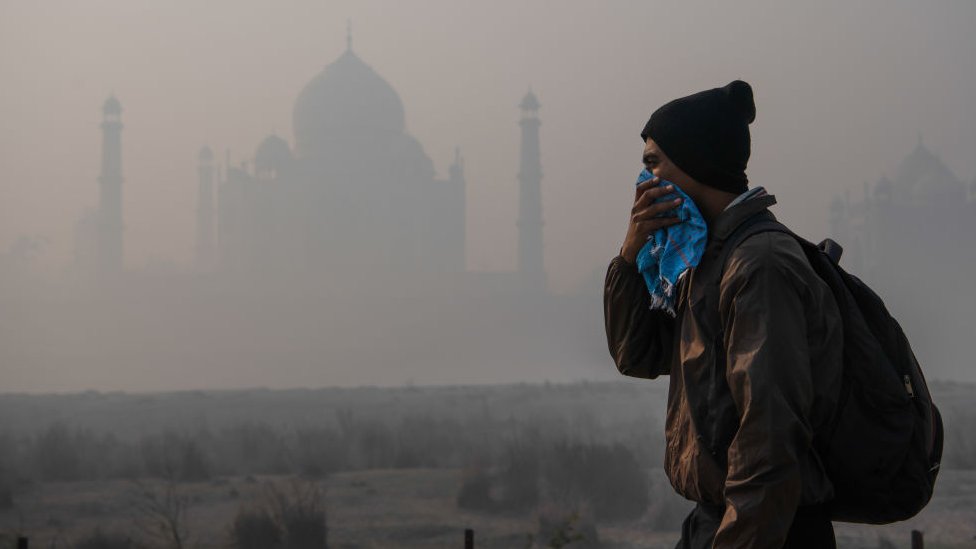 Zagađenje prekriva čuveni Taž Mahal u Agri, Indiji