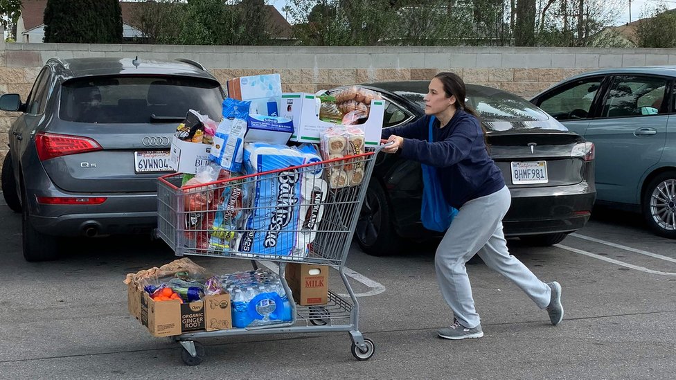 Žena napu&scaron;ta supermarket u