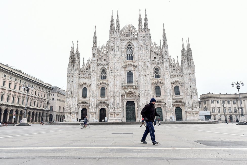 Korona virus i zabrana kretanja: Španski, italijanski i grčki scenario celodnevnog karantina 8 A man walks in Duomo square in Milan