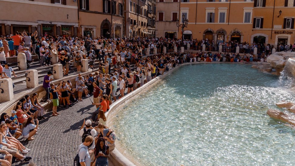 Korona virus: Hoće li nam nove navike stečene u izolaciji ostati za stalno 7 Tourists crowd Rome's Fontana Di Trevi