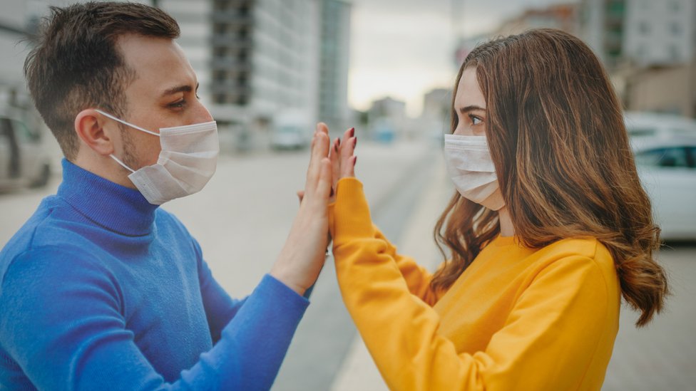Korona virus: Hoće li nam nove navike stečene u izolaciji ostati za stalno 1 par sa zaštitnim maskama