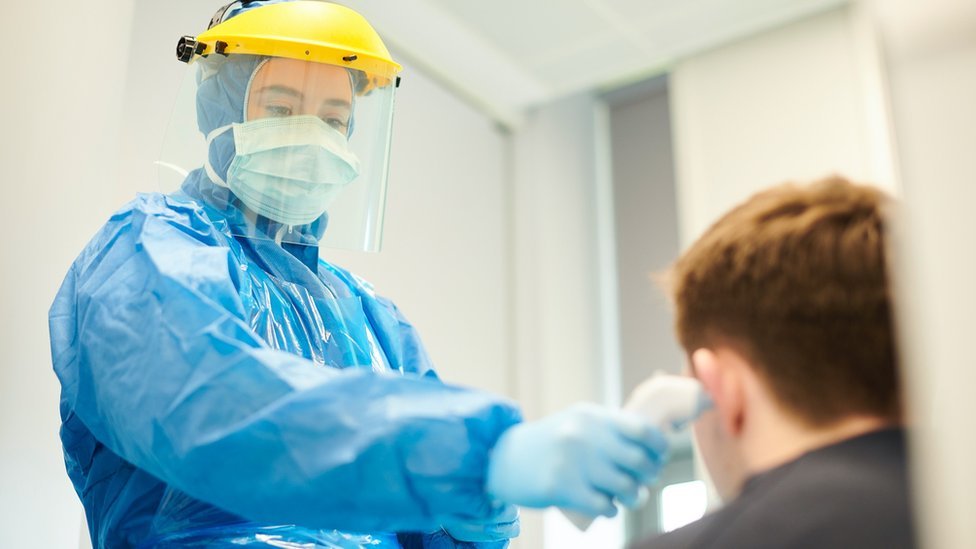 Korona virus: U Srbiji 224 nova slučaja, maske obavezne u Severnoj Makedoniji 7 medicinska radnica meri temperaturu