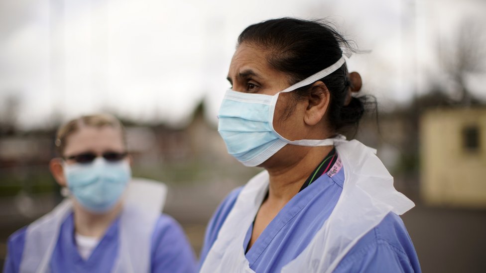 Korona virus: Srbija se sprema za 40 sati totalne izolacije tokom vikenda, više od milion obolelih u svetu 3 NHS nurses speak to the media as they wait for the next patient at a drive through Coronavirus testing site on March 12, 2020
