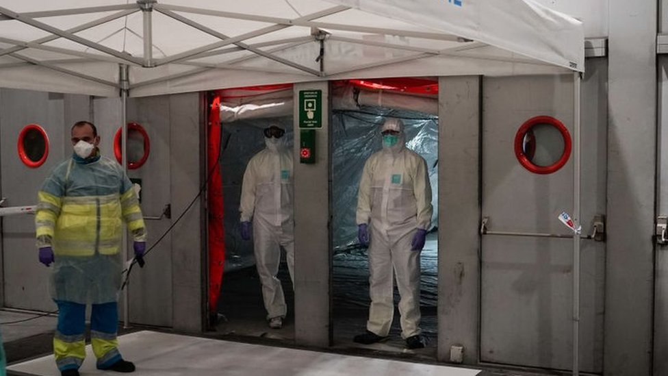Korona virus: Srbija se sprema za 40 sati totalne izolacije tokom vikenda, više od milion obolelih u svetu 1 A temporary hospital in the Ifema exhibition centre in Madrid opened to patients last week