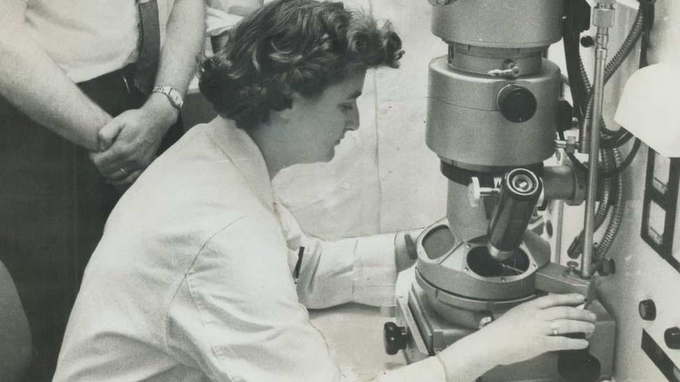 Džun Almeida sa svojim elektronskim mikroskopom u Ontarijskom institutu za rak u Torontu 1963. godine
