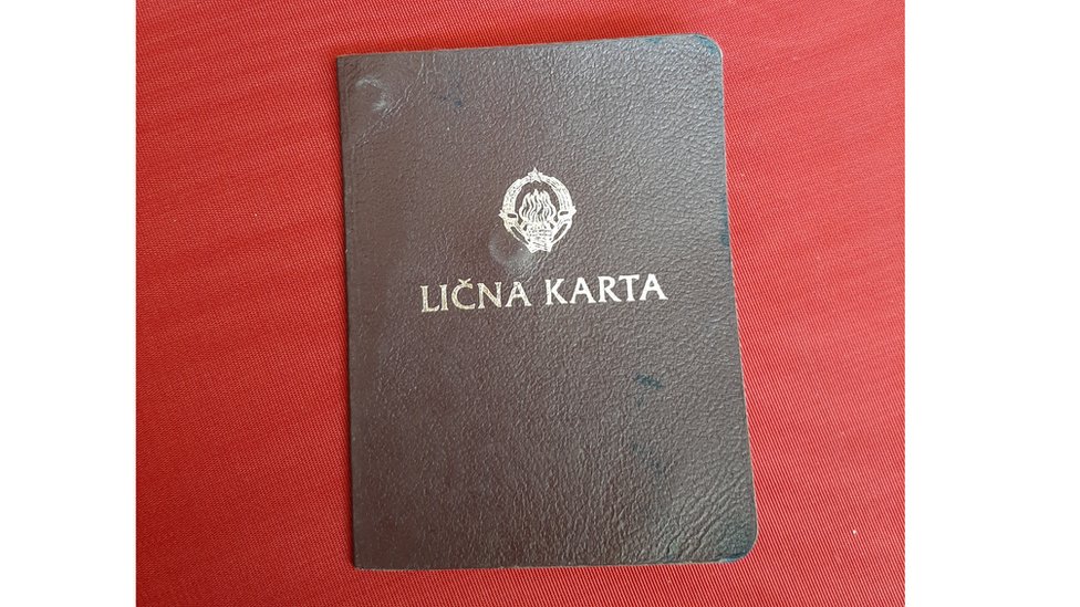 Lična karta Marijinog pradede Dragomira koja je izdata 1976.