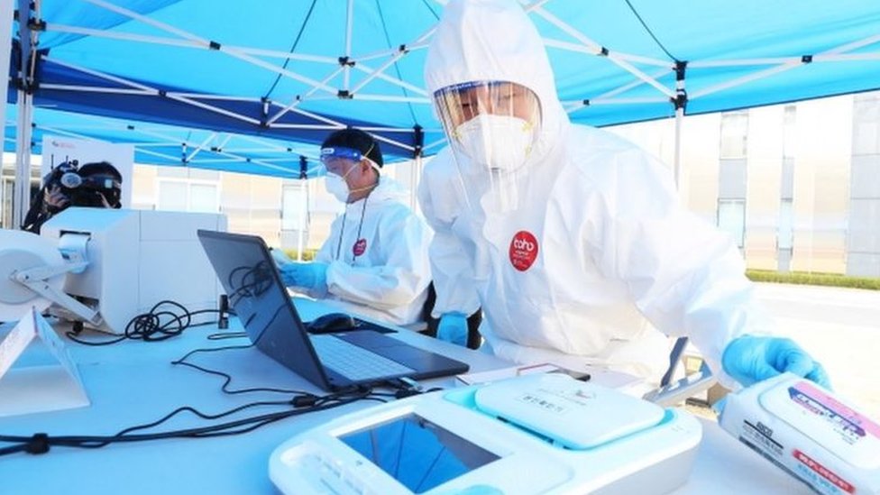 Korona virus u Južnoj Koreji: Kako da održite izbore tokom pandemije i pobedite 1 Personnel wearing PPE is seen managing a polling station outside a medical centre in South Korea
