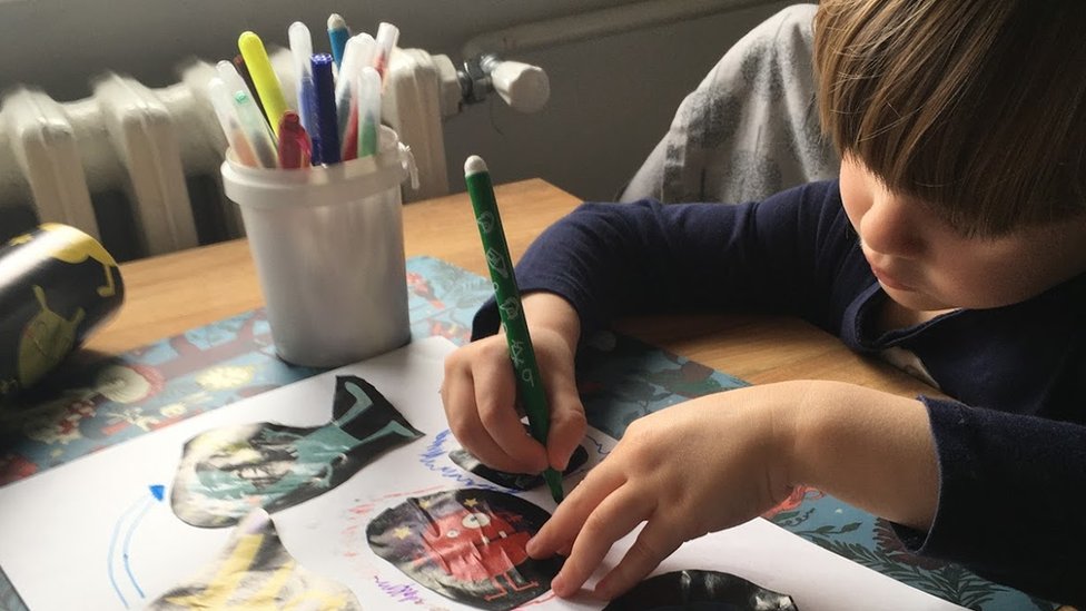 Vrtić, kancelarija, dnevna soba: Rad od kuće sa decom 1 Dete koje crta