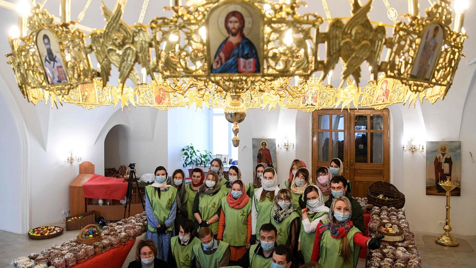 Pravoslavna crkva u Rusiji - volonteri su odneli tradicionalnu pogaču i jaja ljudima