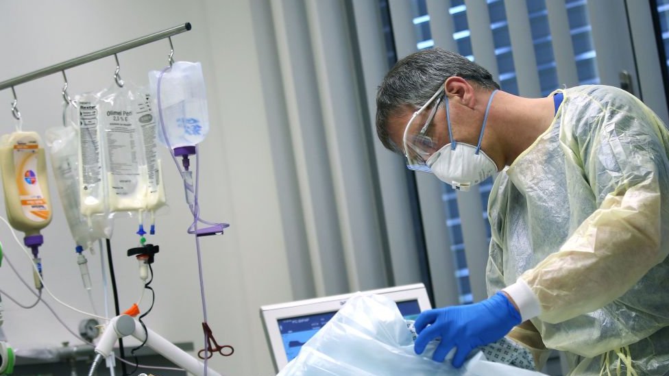 Korona virus: Širom sveta Uskrs u karantinu, u Srbiji od utorka sat duže napolju 1 doktor