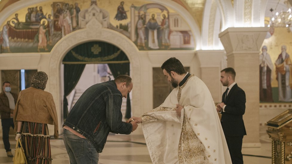 Uskrs prati niz običaja. Vernici se pozdravljaju sa Hristos vaskrse &ndash; vaistinu vaskrse, međusobno darivaju i kucaju jajima