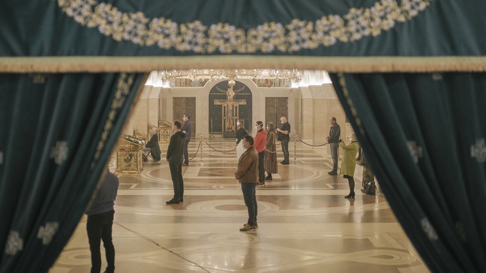 Patrijarh Irinej je, uoči Uskrsa, poručio vernicima da je neophodno &bdquo;slu&scaron;ati mudre savete" stručnjaka