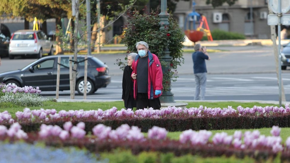 Korona virus: Tri miliona zaraženih u svetu, u Srbiji ublažavanje mera - posle prvomajskog vikend-karantina 1 beograd ljudi sa maskama