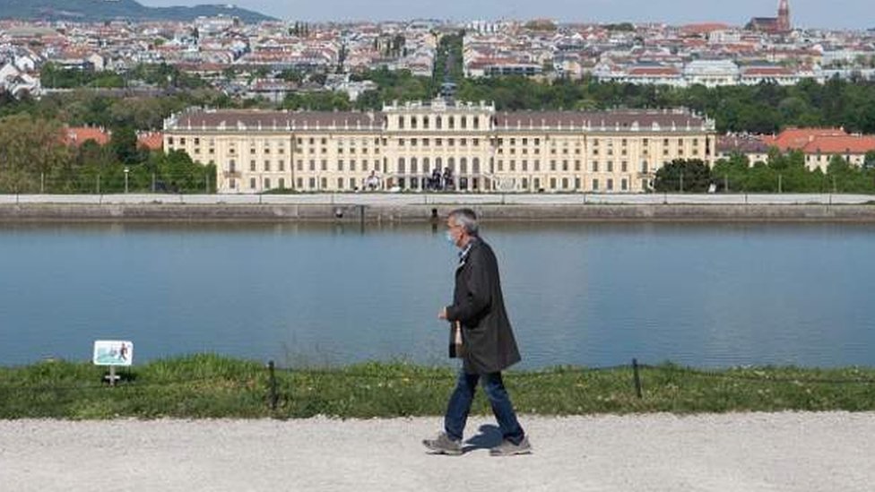 Korona virus: U Srbiji kraći policijski čas i više šetnje za penzionere, Britanija treća po broju umrlih u svetu 6 beč
