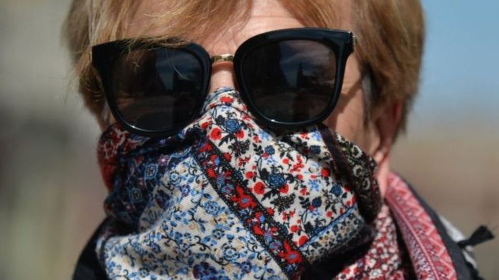 Korona virus: U Srbiji 222 nova slučaja, svetu preti glad „biblijskih razmera“ upozoravaju stručnjaci 1 žena s maramom