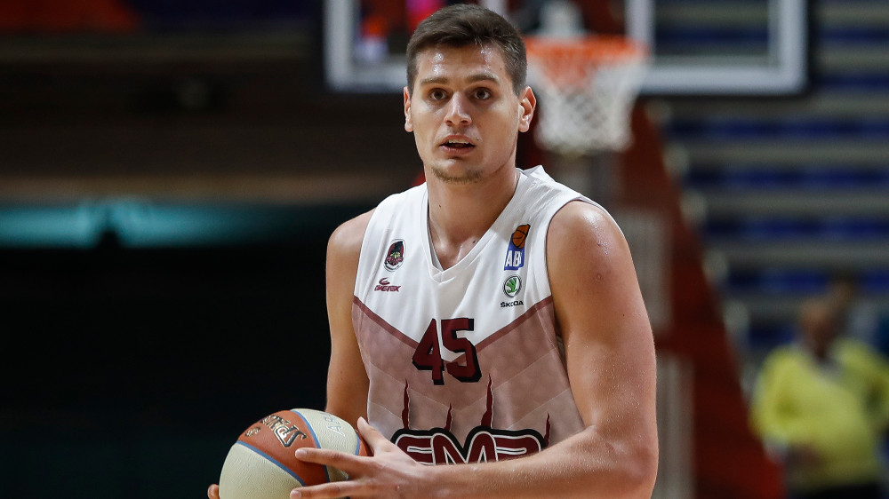 Stefan Đorđević: Vežbanje na košu u dvorištu 1