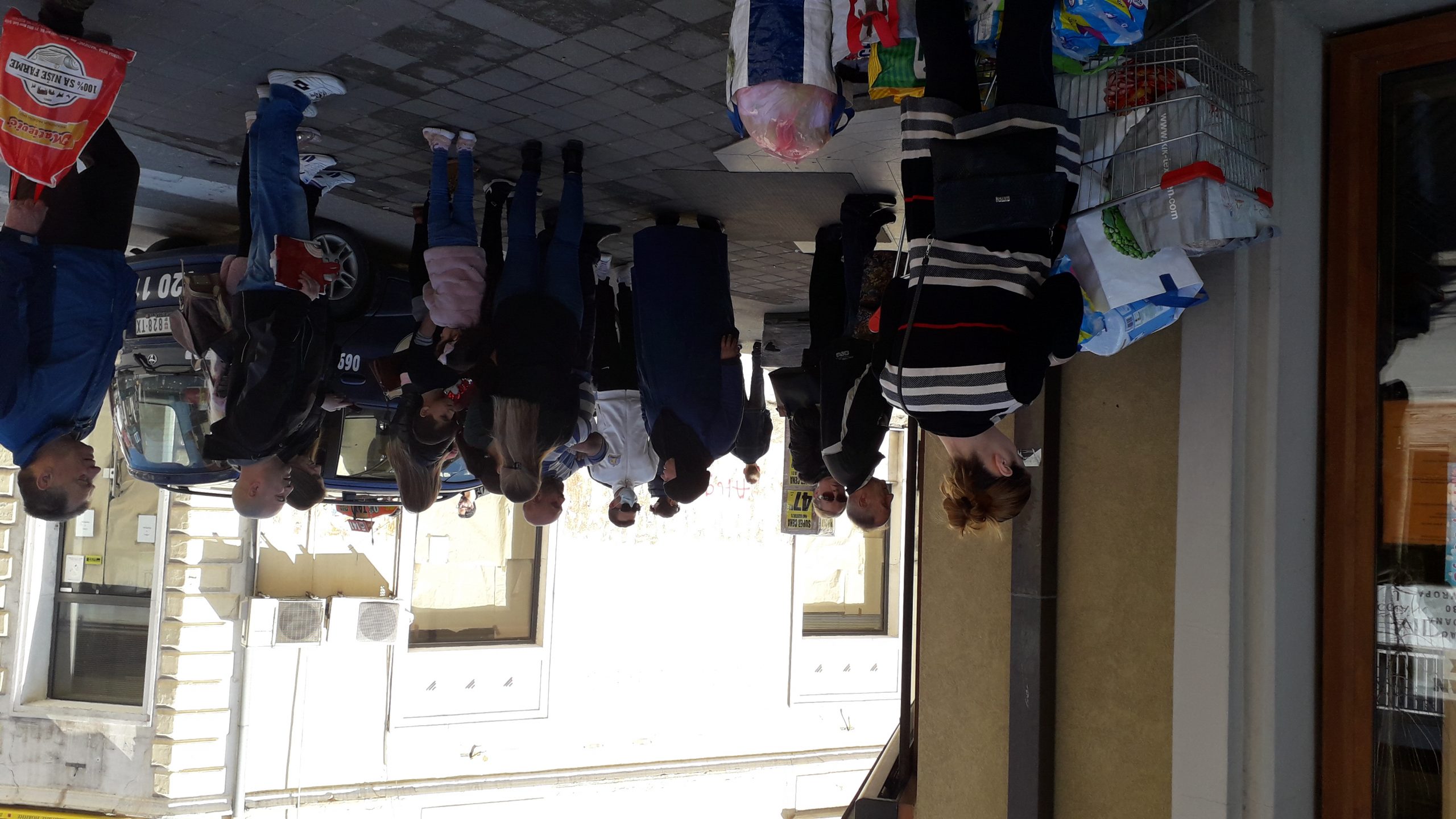 U Vranju velike gužve ispred prodavnica, banaka, apoteka 1