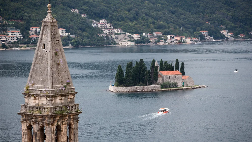 U kojim mestima u Crnoj Gori morska voda nije za kupanje, a na kojim plažama je najboljeg kvaliteta? 1