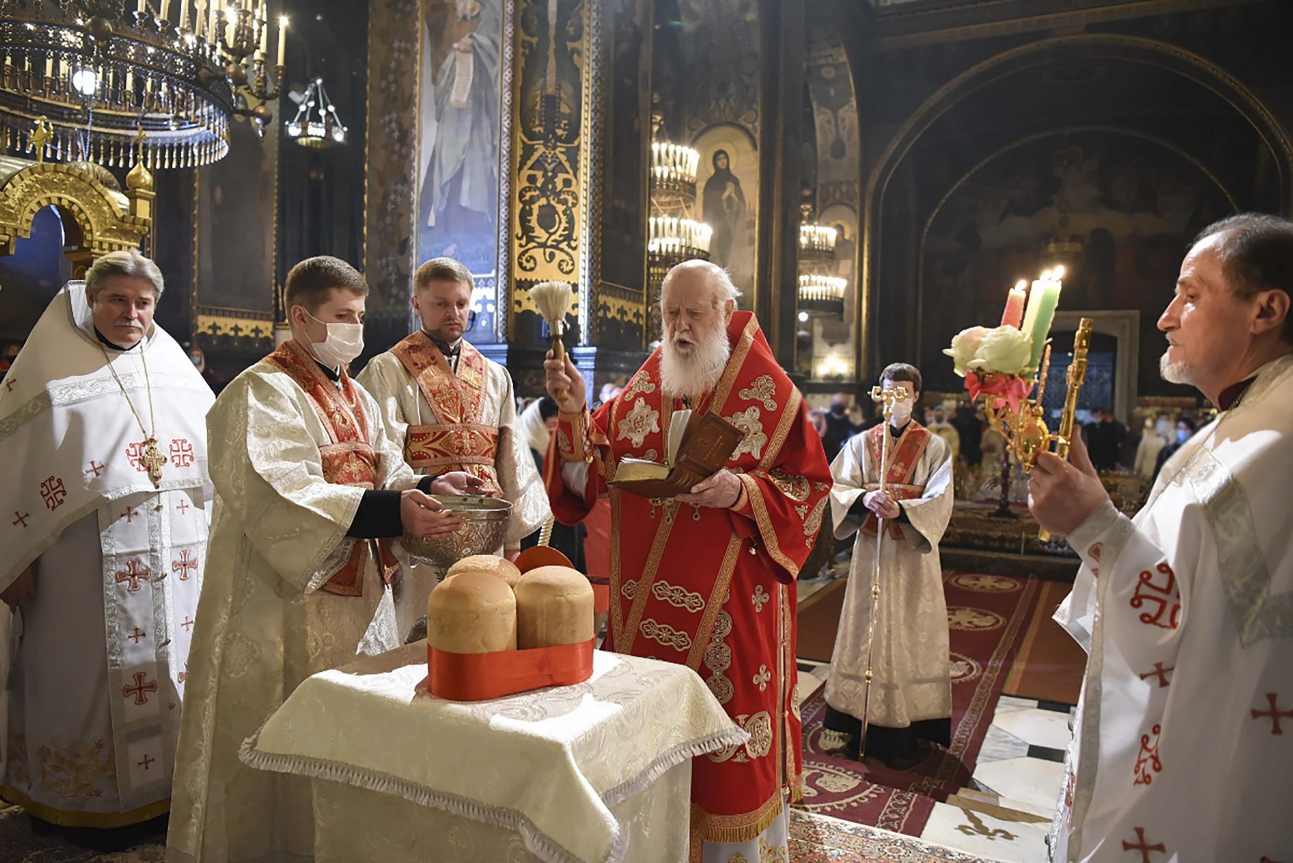 Pravoslavni sveštenici služili uskršnje službe bez vernika u crkvama 1
