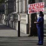 Doktorka sama protestovala ispred britanske vlade zbog nedostatka zaštitne opreme 14