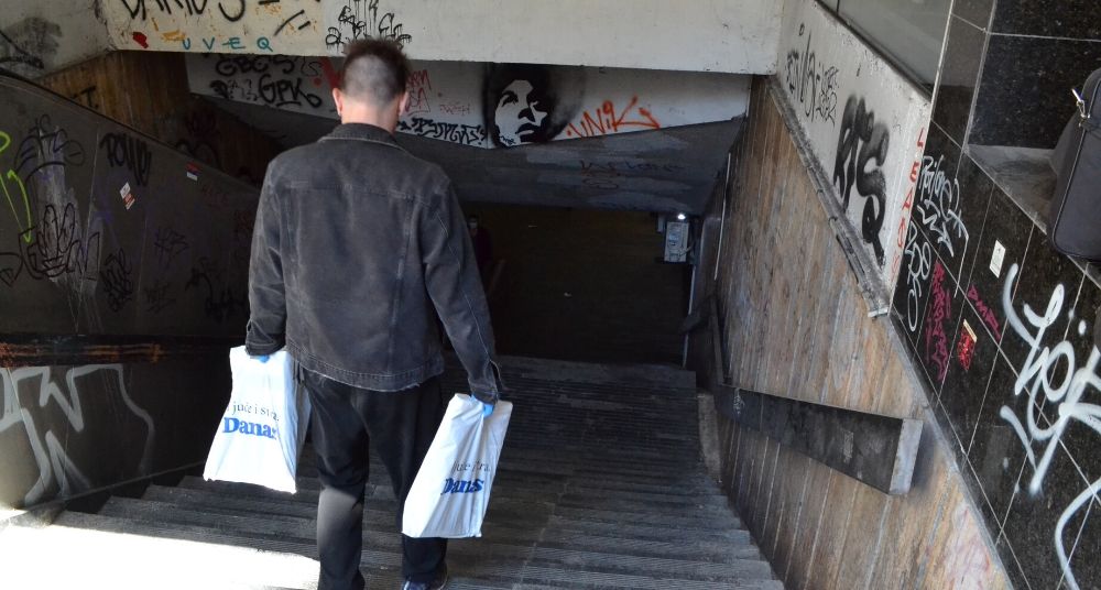 Akcija za pomoć ljudima bez doma: Beskućnici prodaju Danas (VIDEO) 3