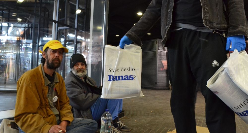 Akcija za pomoć ljudima bez doma: Beskućnici prodaju Danas (VIDEO) 2
