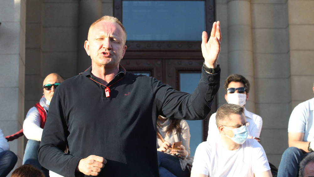 Na protestu opozicije ispred Skupštine i pristalice vlasti, komunalci upozorili da se nose maske 3